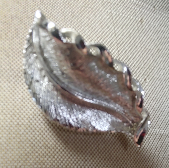 Vintage Gerry's Signed Silver Tone Leaf Brooch - Picture 8 of 8